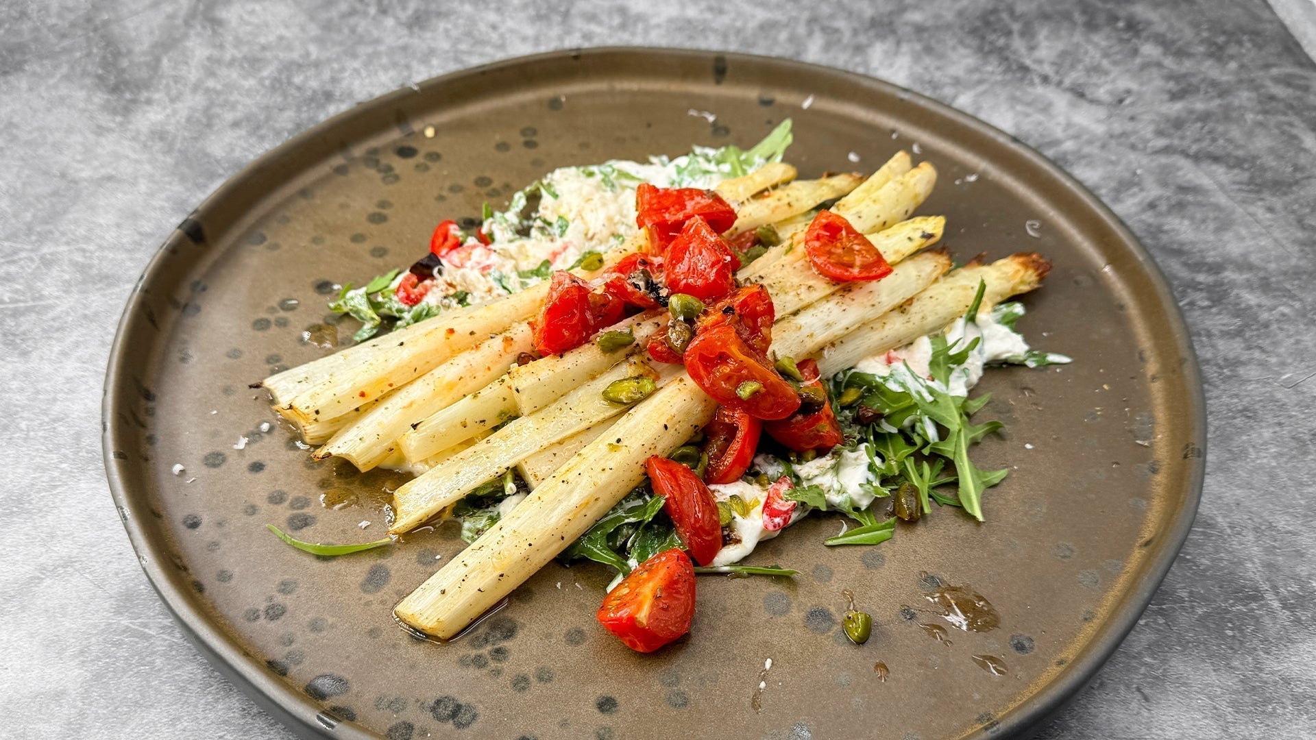 Weißer Spargel aus dem Ofen mit Burrata