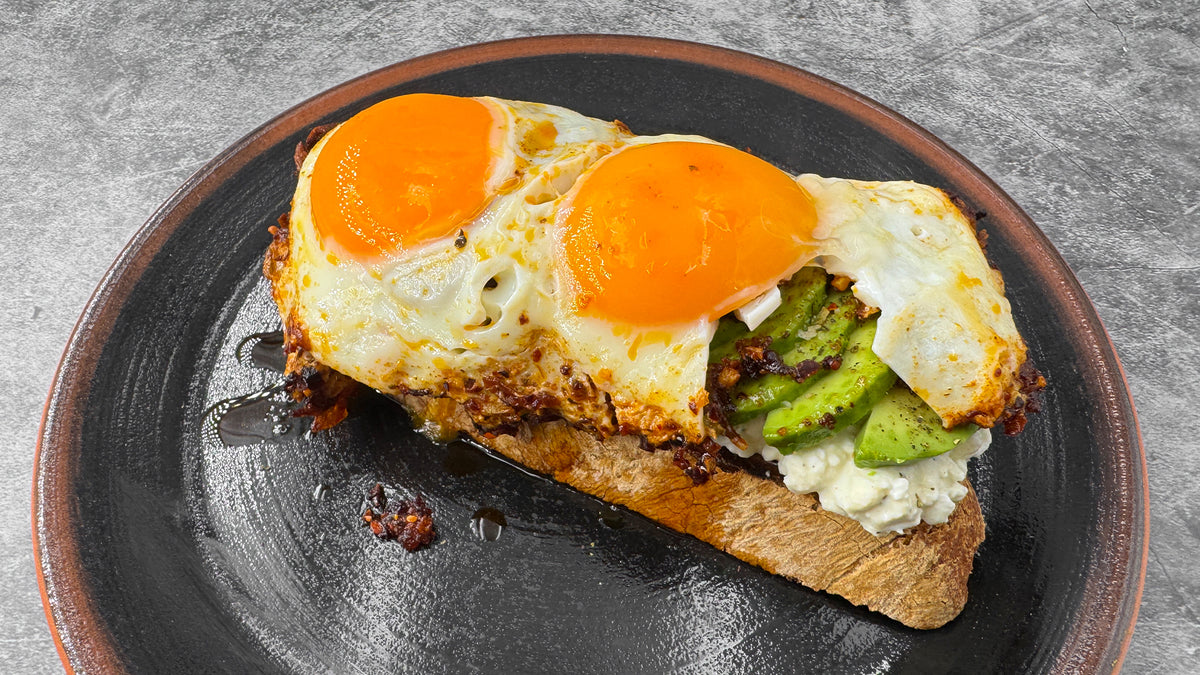 Protein Power Sandwich mit Crispy Chiliöl und Spiegelei