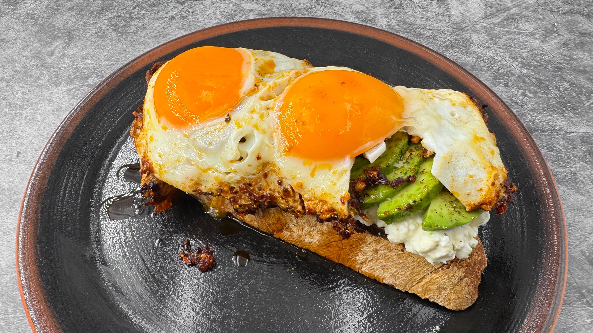 Protein Power Sandwich mit Crispy Chiliöl und Spiegelei