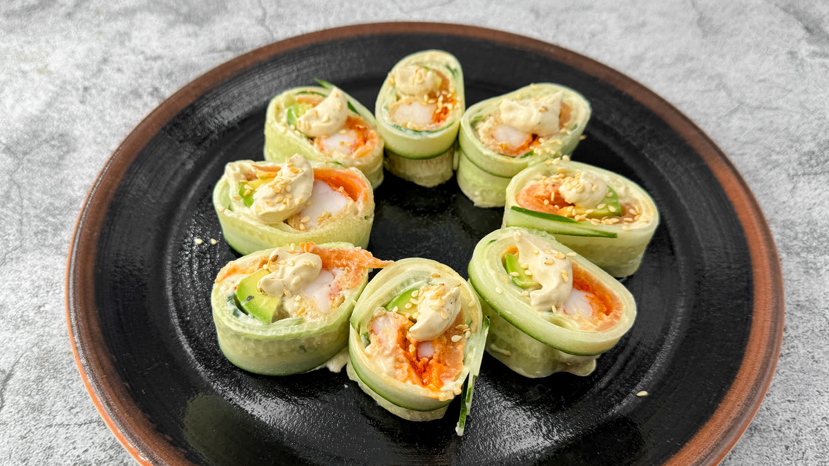 Gurkensushi mit Räucherlachs und knuspriger Garnele
