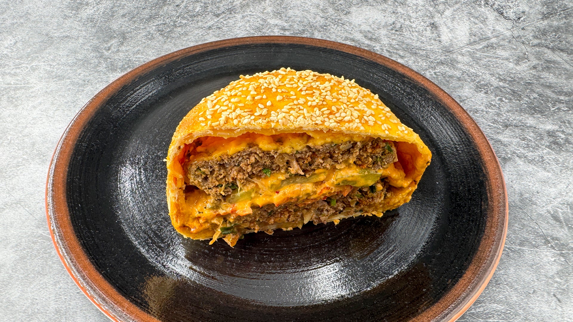 Köfte Cheeseburger im selbstgemachten Teig