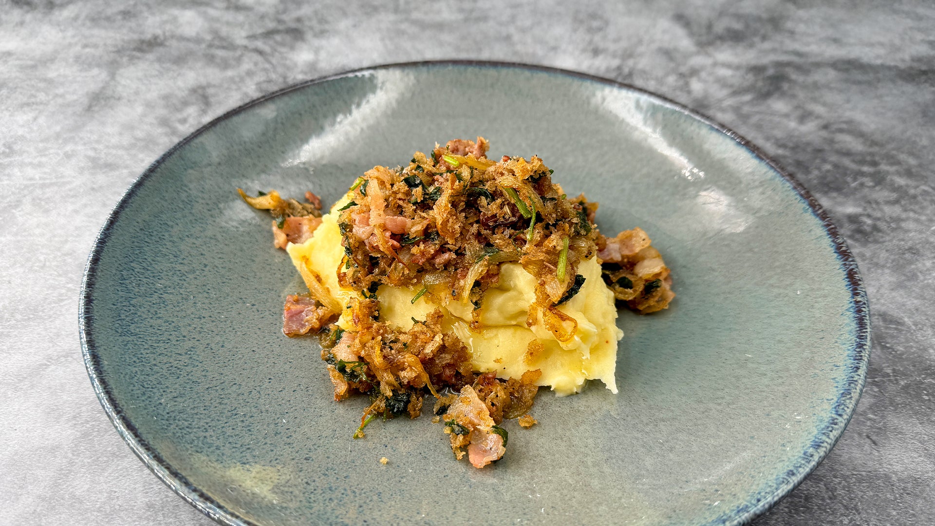 Cremiger Kartoffelstampf mit Salsiccia-Speckcrunch
