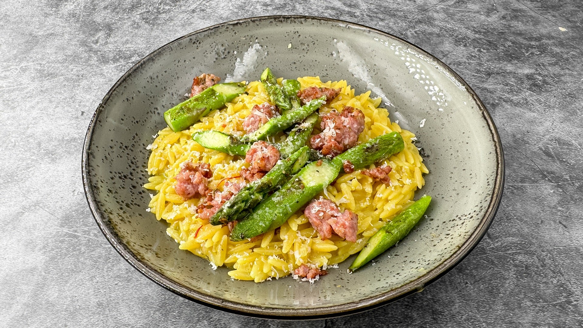 Fake-Risotto mit Salsiccia und grünem Spargel