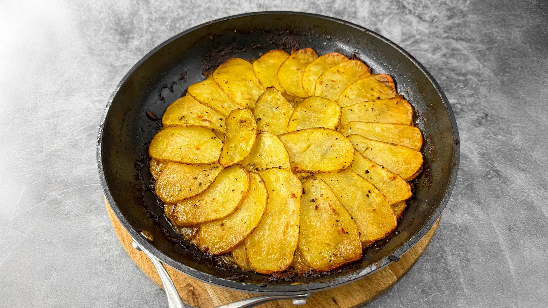 Geschmorte Kartoffelscheiben mit Zwiebeln