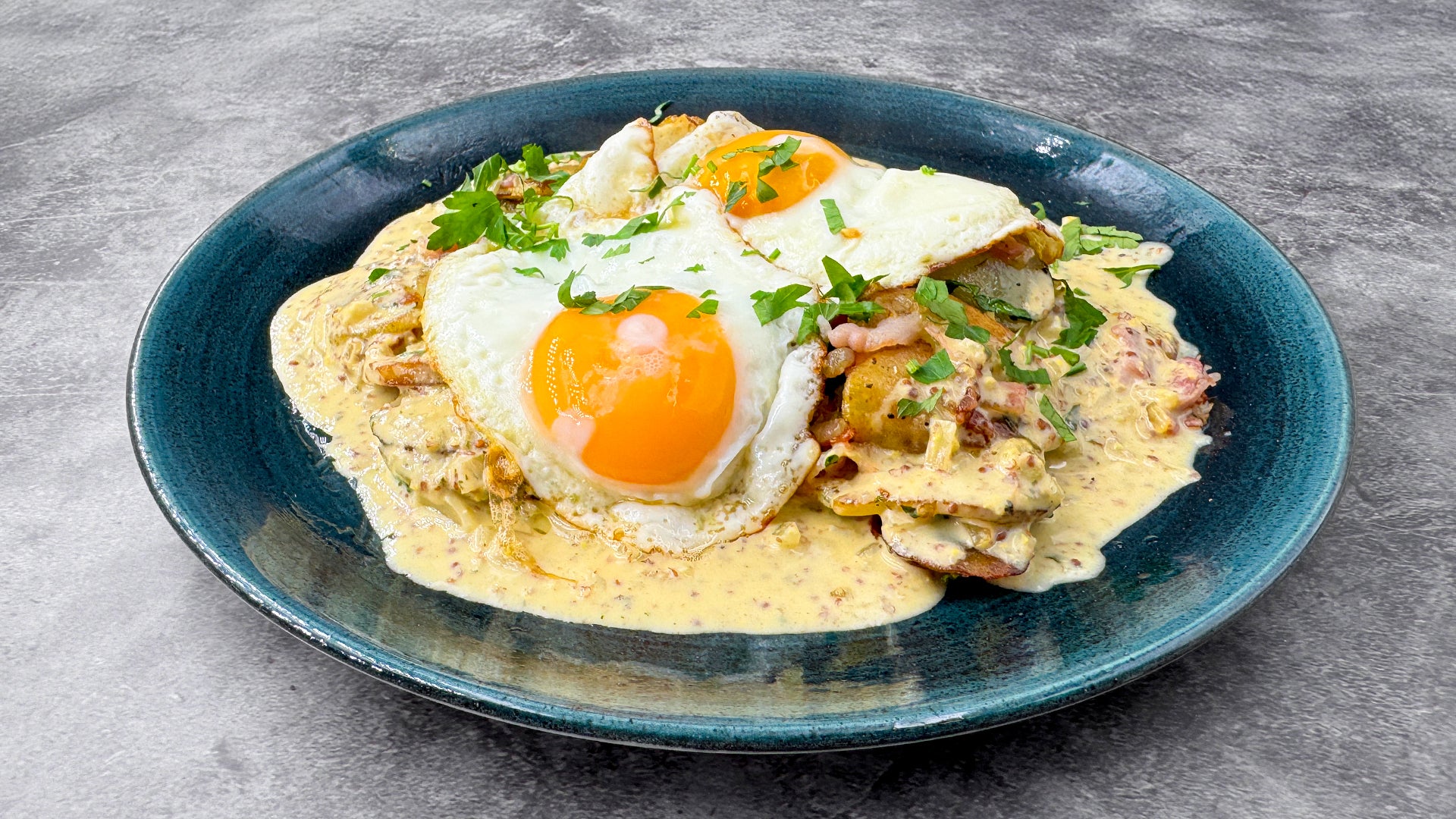 Knusprige Bratkartoffeln mit Spiegelei und Senfsauce