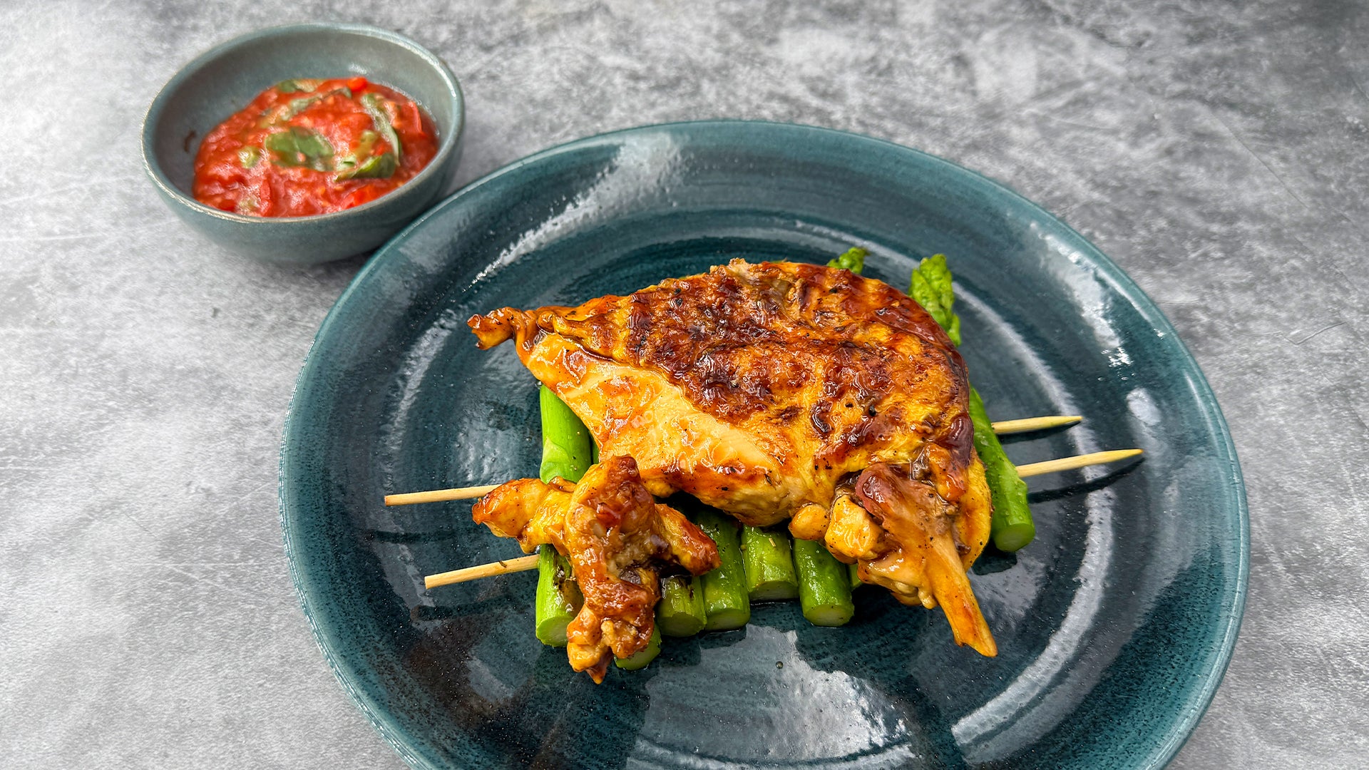 Glasiertes Maishuhn mit Spargel-Spießen 