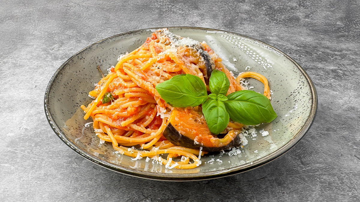 Spaghetti mit geschmorter Aubergine und Tomate