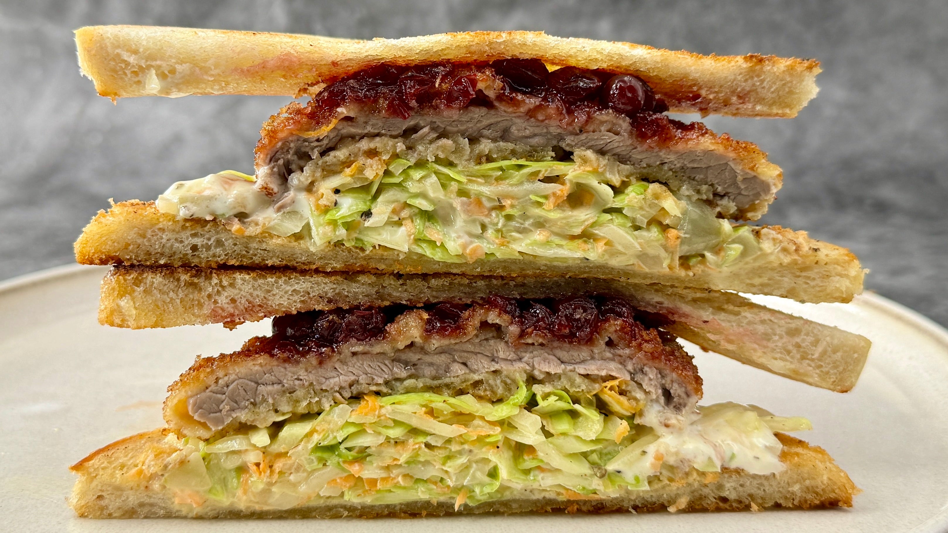 Schnitzelsandwich mit Coleslaw und Preiselbeeren