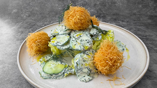 Lachsbällchen im Kadaifi-Mantel mit Kopfsalat